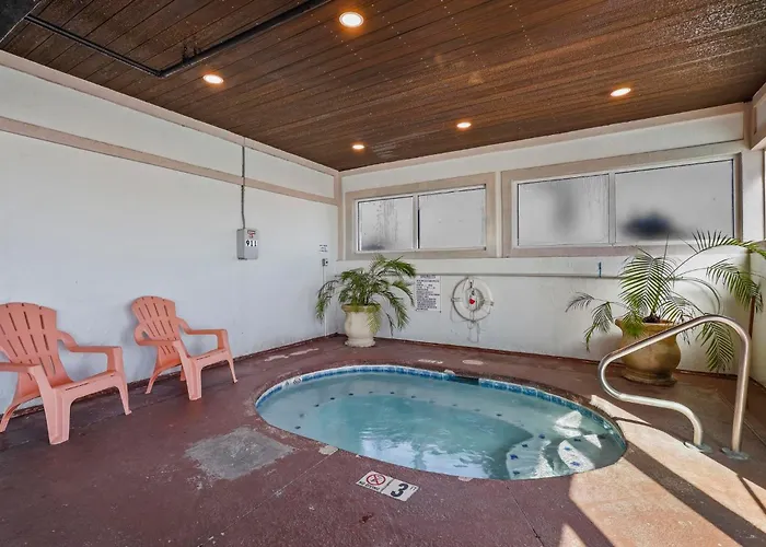 Royal Palms 606 *